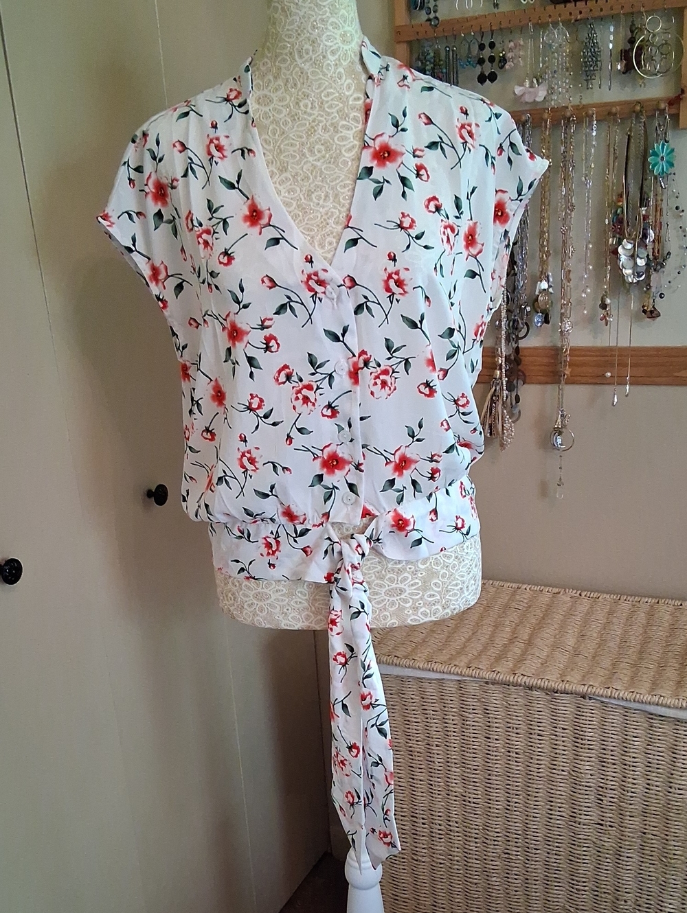 Triple Seven Floral Tie-Front V-Neck Blouse - White with Coral Flowers. Size Med